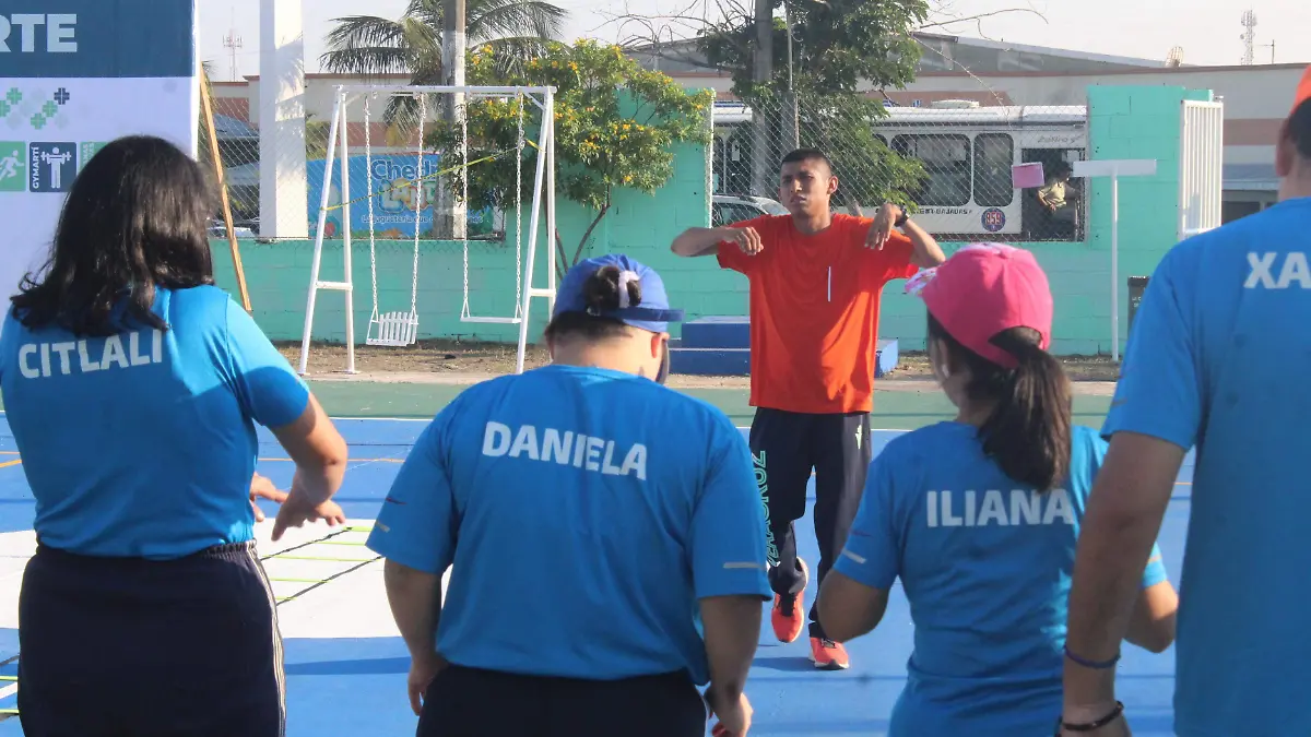 Oscar entrenando a los chicos 4